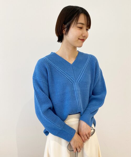 OPAQUE.CLIP（オペークドットクリップ）の「◆ミドルゲージ ワイドVネックニット（ニット/セーター・レディース・サンドベージュ/ホワイト系/ブルー・40/38）」の22枚目の写真