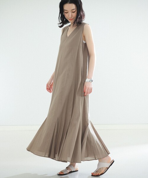 MARIHA(マリハ)の「MARIHA × Demi-Luxe BEAMS / 別注 夏の月影 ノースリーブドレス ソリッド(ワンピース・レディース・グレー・36/36S)」の4枚目の写真