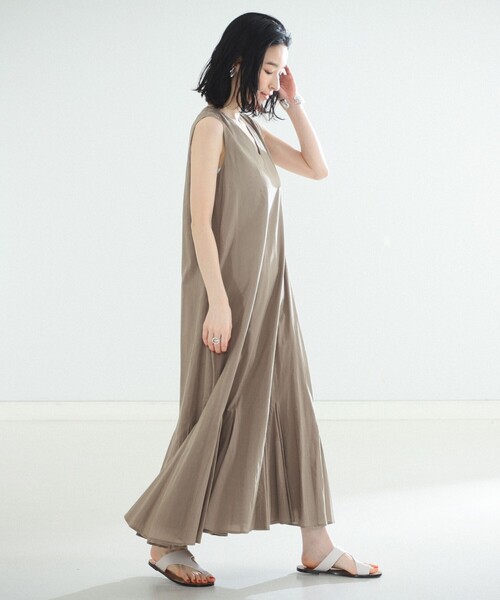 MARIHA(マリハ)の「MARIHA × Demi-Luxe BEAMS / 別注 夏の月影 ノースリーブドレス ソリッド(ワンピース・レディース・グレー・36/36S)」の15枚目の写真