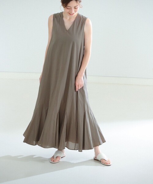 MARIHA(マリハ)の「MARIHA × Demi-Luxe BEAMS / 別注 夏の月影 ノースリーブドレス ソリッド(ワンピース・レディース・グレー・36/36S)」の2枚目の写真