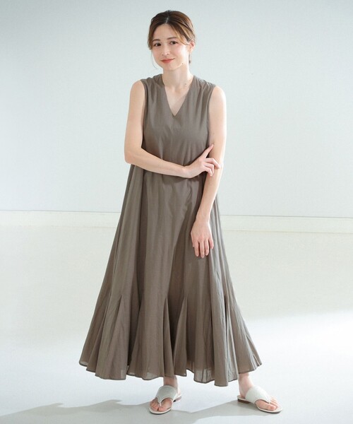 MARIHA(マリハ)の「MARIHA × Demi-Luxe BEAMS / 別注 夏の月影 ノースリーブドレス ソリッド(ワンピース・レディース・グレー・36/36S)」の8枚目の写真