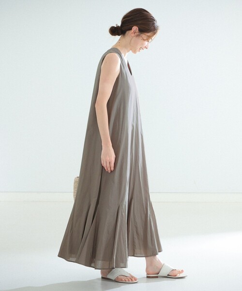 MARIHA(マリハ)の「MARIHA × Demi-Luxe BEAMS / 別注 夏の月影 ノースリーブドレス ソリッド(ワンピース・レディース・グレー・36/36S)」の6枚目の写真