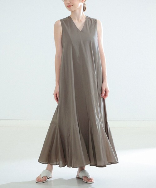 MARIHA(マリハ)の「MARIHA × Demi-Luxe BEAMS / 別注 夏の月影 ノースリーブドレス ソリッド(ワンピース・レディース・グレー・36/36S)」の3枚目の写真