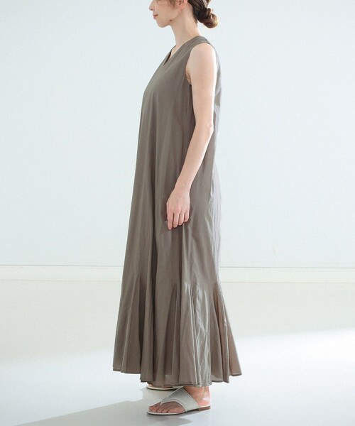 MARIHA(マリハ)の「MARIHA × Demi-Luxe BEAMS / 別注 夏の月影 ノースリーブドレス ソリッド(ワンピース・レディース・グレー・36/36S)」の9枚目の写真