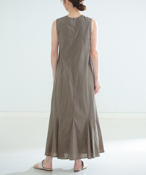 MARIHA(マリハ)の「MARIHA × Demi-Luxe BEAMS / 別注 夏の月影 ノースリーブドレス ソリッド(ワンピース・レディース・グレー・36/36S)」の13枚目の写真