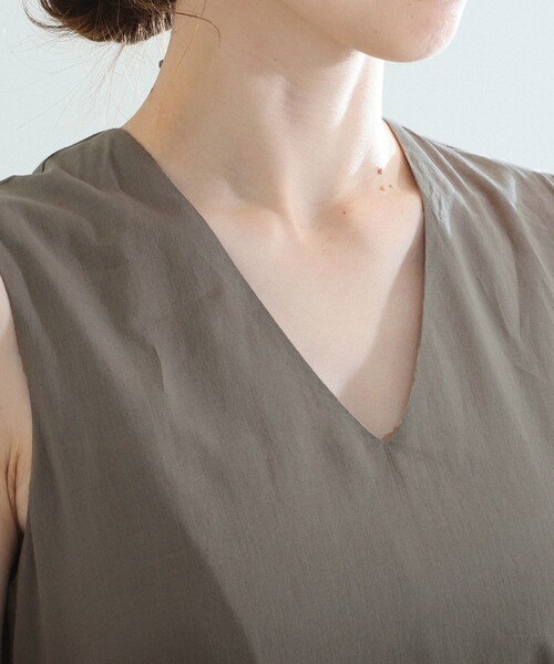 MARIHA(マリハ)の「MARIHA × Demi-Luxe BEAMS / 別注 夏の月影 ノースリーブドレス ソリッド(ワンピース・レディース・グレー・36/36S)」の7枚目の写真