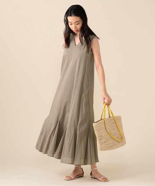 MARIHA(マリハ)の「MARIHA × Demi-Luxe BEAMS / 別注 夏の月影 ノースリーブドレス ソリッド(ワンピース・レディース・グレー・36/36S)」の17枚目の写真