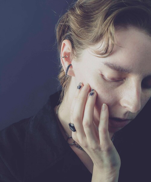 and cloud(アンドクラウド)の「Haze Marble Earcuff(イヤーカフ・レディース・グレー/ネイビー・FREE)」の8枚目の写真