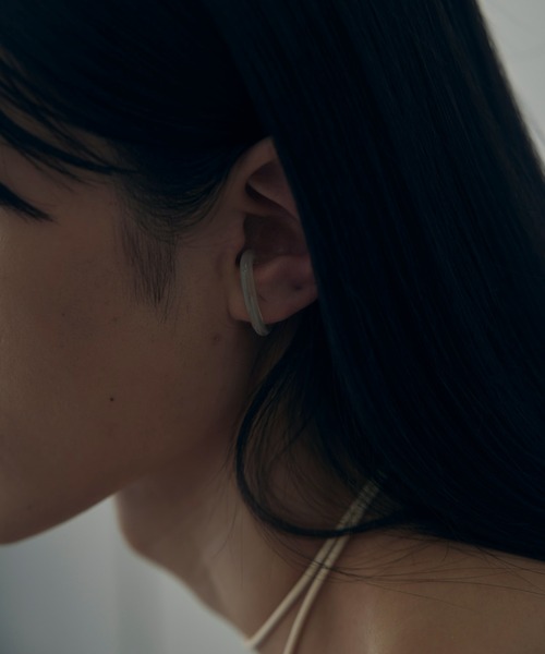 and cloud(アンドクラウド)の「Haze Marble Earcuff(イヤーカフ・レディース・グレー/ネイビー・FREE)」の13枚目の写真