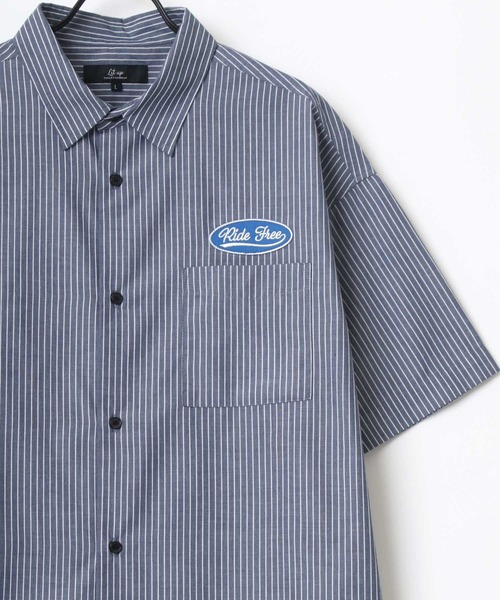 Lazar（ラザル）の「オーバーサイズ Ride Free ワッペン ワンポイント刺繍 ムジ ストライプ レギュラーカラー 半袖シャツ/ワークシャツ（シャツ/ブラウス・メンズ・ホワイト/ベージュ/ブルー/ホワイト系その他/ブルー系その他/ブルー系その他2/ブルー系その他3・LL/M/L）」の6枚目の写真