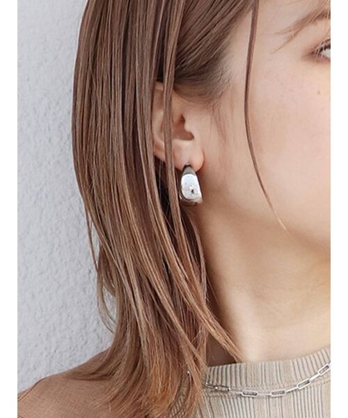 MURUA（ムルーア）の「カーブドロップピアス（ピアス（両耳用）・レディース・ゴールド/シルバー・FREE）」の5枚目の写真