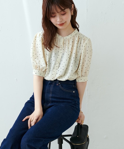 natural couture（ナチュラルクチュール）の「WEB限定カラー有り/とろみサテンパール釦5分袖ブラウス（シャツ/ブラウス・レディース・オフホワイト/ピンクベージュ/ピンク/ブルー/その他1/その他2・FREE）」の5枚目の写真