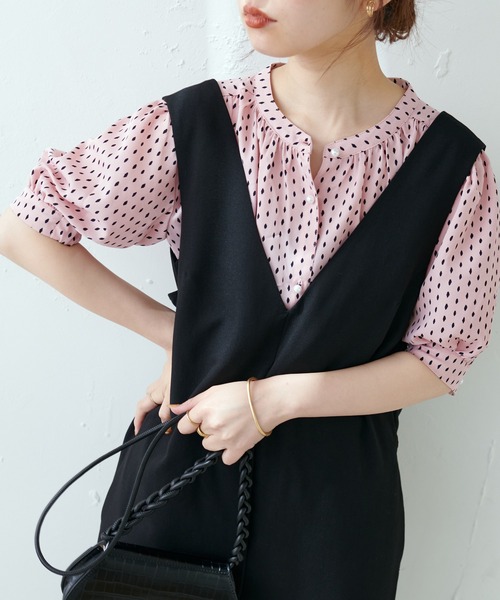 natural couture（ナチュラルクチュール）の「WEB限定カラー有り/とろみサテンパール釦5分袖ブラウス（シャツ/ブラウス・レディース・オフホワイト/ピンクベージュ/ピンク/ブルー/その他1/その他2・FREE）」の6枚目の写真