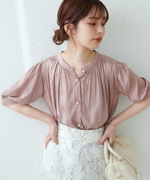 natural couture（ナチュラルクチュール）の「WEB限定カラー有り/とろみサテンパール釦5分袖ブラウス（シャツ/ブラウス・レディース・オフホワイト/ピンクベージュ/ピンク/ブルー/その他1/その他2・FREE）」の4枚目の写真