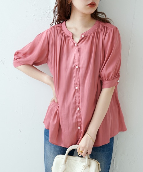 natural couture（ナチュラルクチュール）の「WEB限定カラー有り/とろみサテンパール釦5分袖ブラウス（シャツ/ブラウス・レディース・オフホワイト/ピンクベージュ/ピンク/ブルー/その他1/その他2・FREE）」の3枚目の写真