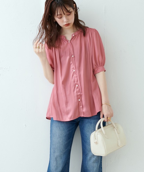 natural couture（ナチュラルクチュール）の「WEB限定カラー有り/とろみサテンパール釦5分袖ブラウス（シャツ/ブラウス・レディース・オフホワイト/ピンクベージュ/ピンク/ブルー/その他1/その他2・FREE）」の8枚目の写真