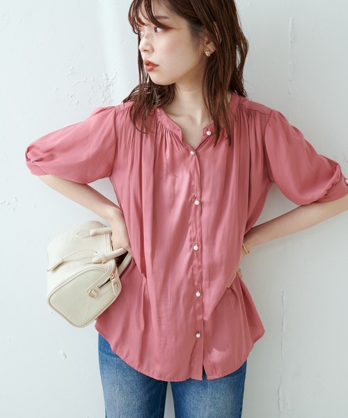 natural couture（ナチュラルクチュール）の「WEB限定カラー有り/とろみサテンパール釦5分袖ブラウス（シャツ/ブラウス・レディース・オフホワイト/ピンクベージュ/ピンク/ブルー/その他1/その他2・FREE）」の13枚目の写真