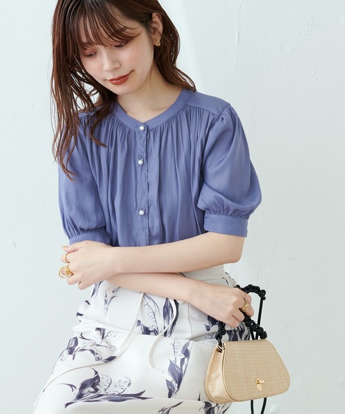natural couture（ナチュラルクチュール）の「WEB限定カラー有り/とろみサテンパール釦5分袖ブラウス（シャツ/ブラウス・レディース・オフホワイト/ピンクベージュ/ピンク/ブルー/その他1/その他2・FREE）」の20枚目の写真