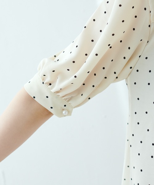 natural couture（ナチュラルクチュール）の「WEB限定カラー有り/とろみサテンパール釦5分袖ブラウス（シャツ/ブラウス・レディース・オフホワイト/ピンクベージュ/ピンク/ブルー/その他1/その他2・FREE）」の11枚目の写真