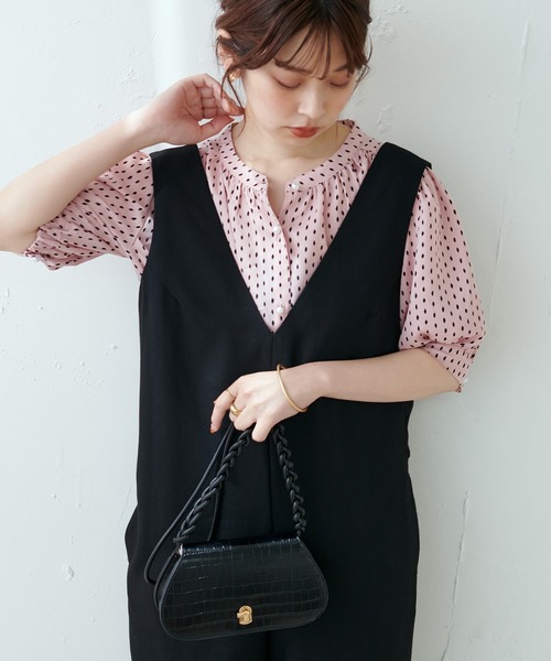 natural couture（ナチュラルクチュール）の「WEB限定カラー有り/とろみサテンパール釦5分袖ブラウス（シャツ/ブラウス・レディース・オフホワイト/ピンクベージュ/ピンク/ブルー/その他1/その他2・FREE）」の10枚目の写真