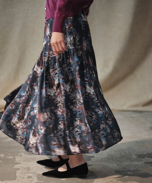 OPAQUE.CLIP（オペークドットクリップ）の「◆【大草直子さんコラボ】花柄プリントスカート（スカート・レディース・グリーン系その他2/ネイビー系・38/36/40）」の2枚目の写真