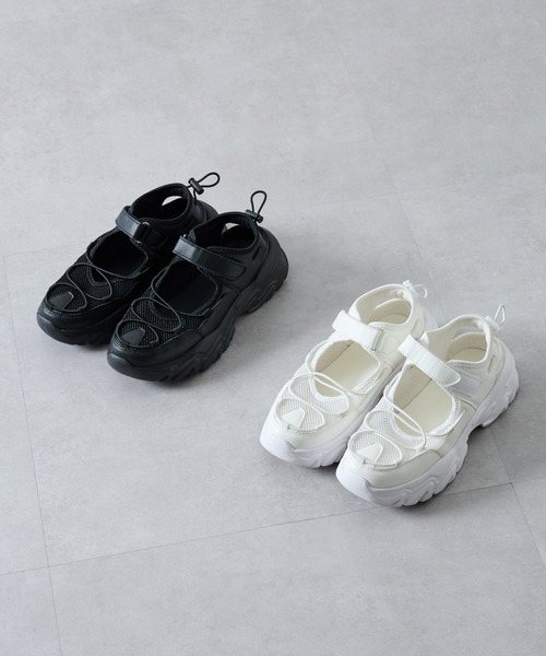 COLONY 2139（コロニートゥーワンスリーナイン）の「レースアップスニーカーサンダル（サンダル・レディース・ブラック/ホワイト・SMALL/MEDIUM/LARGE）」の11枚目の写真