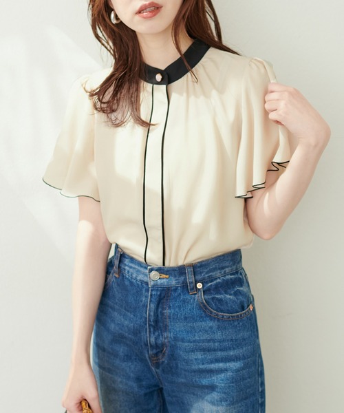 natural couture(ナチュラルクチュール)の「デザイン釦配色フレア袖ブラウス(シャツ/ブラウス・レディース・サックスブルー/グリーン/オフホワイト/ブルー/モカ/ネイビー・FREE)」の2枚目の写真