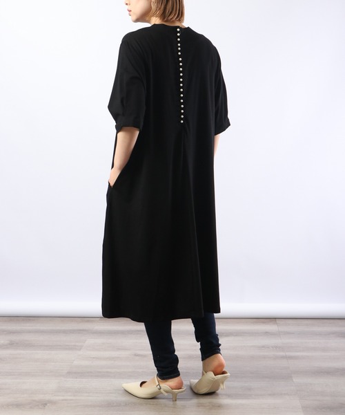 FUNALIVE(ファンアライブ)の「ALLUNETTE バックパールワンピース(ワンピース・レディース・グレイッシュベージュ/ブラック/チャコール・M-L)」の17枚目の写真