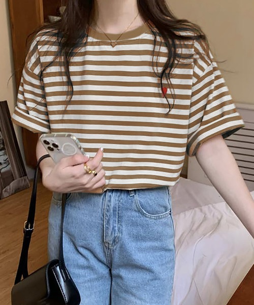 Girly Doll(ガーリードール)の「ハートのロゴがポイント。クルーネックカラーボーダーTシャツ(Tシャツ/カットソー・レディース・ブラック/イエロー/レッド/グリーン/ライトピンク/ブラウン/ミント/ネイビー/グレー/ライトイエロー/ライトベージュ/ライトブルー・F)」の1枚目の写真