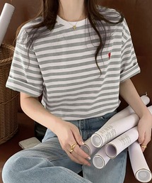 ハートのロゴがポイント。クルーネックカラーボーダーTシャツ