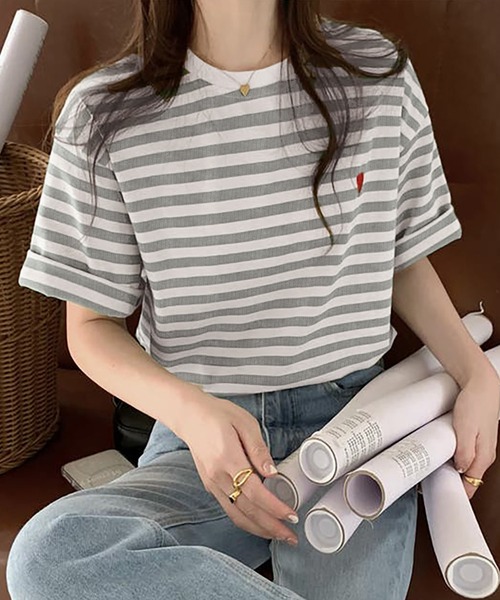 Girly Doll(ガーリードール)の「ハートのロゴがポイント。クルーネックカラーボーダーTシャツ(Tシャツ/カットソー・レディース・ブラック/イエロー/レッド/グリーン/ライトピンク/ブラウン/ミント/ネイビー/グレー/ライトイエロー/ライトベージュ/ライトブルー・F)」の3枚目の写真