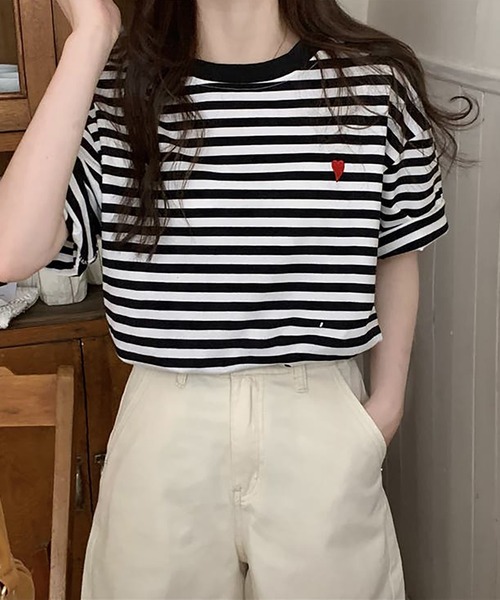 Girly Doll(ガーリードール)の「ハートのロゴがポイント。クルーネックカラーボーダーTシャツ(Tシャツ/カットソー・レディース・ブラック/イエロー/レッド/グリーン/ライトピンク/ブラウン/ミント/ネイビー/グレー/ライトイエロー/ライトベージュ/ライトブルー・F)」の2枚目の写真