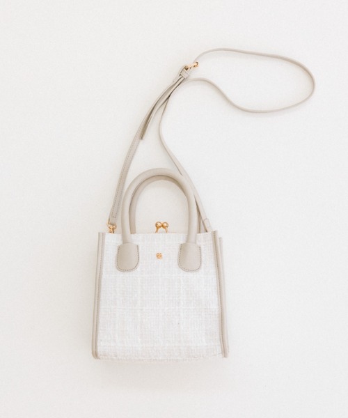 OLIVE des OLIVE（オリーブデオリーブ）の「2023AW　エンブレム付きがま口インバッグ 1032120010（ショルダーバッグ・レディース・ブラック/ホワイト/アイボリー・FREE）」の2枚目の写真