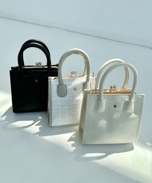 OLIVE des OLIVE（オリーブデオリーブ）の「2023AW　エンブレム付きがま口インバッグ 1032120010（ショルダーバッグ・レディース・ブラック/ホワイト/アイボリー・FREE）」の4枚目の写真