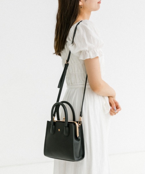 OLIVE des OLIVE（オリーブデオリーブ）の「2023AW　エンブレム付きがま口インバッグ 1032120010（ショルダーバッグ・レディース・ブラック/ホワイト/アイボリー・FREE）」の6枚目の写真