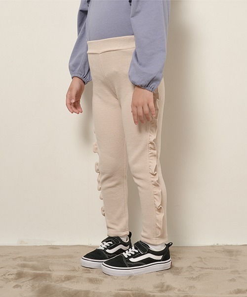 Lycee mine(リセマイン)の「【エニウェアシリーズ】サイドフリル9分丈スリムパンツ(その他パンツ・キッズ・グレイッシュベージュ/ベビーピンク/モカ/サックスブルー/ライトベージュ/ブラック・100cm/120cm/110cm/140cm/130cm)」の3枚目の写真