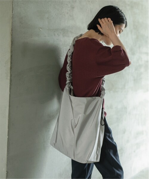 OPAQUE.CLIP（オペークドットクリップ）の「◆【2WAY／A4対応可能】ドロストギャザーフリルハンドルワンショルダー（ショルダーバッグ・レディース・ブラック/ベージュ/ホワイト系3/グレー/ベージュ系その他・00）」の15枚目の写真