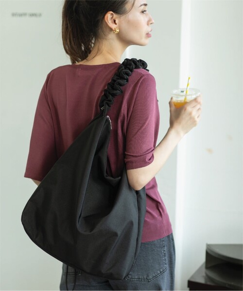 OPAQUE.CLIP（オペークドットクリップ）の「◆【2WAY／A4対応可能】ドロストギャザーフリルハンドルワンショルダー（ショルダーバッグ・レディース・ブラック/ベージュ/ホワイト系3/グレー/ベージュ系その他・00）」の6枚目の写真