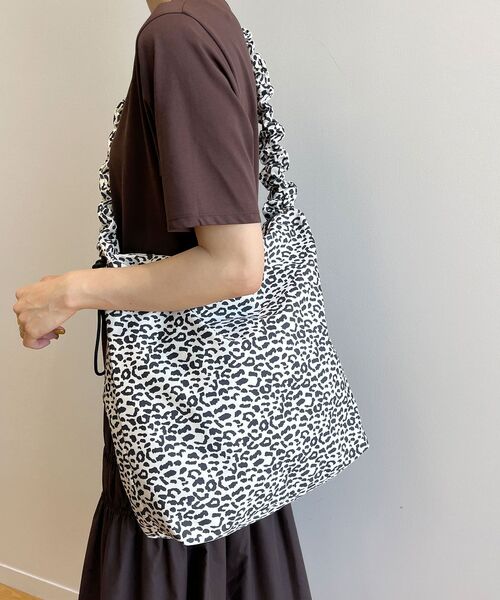 OPAQUE.CLIP（オペークドットクリップ）の「◆【2WAY／A4対応可能】ドロストギャザーフリルハンドルワンショルダー（ショルダーバッグ・レディース・ブラック/ベージュ/ホワイト系3/グレー/ベージュ系その他・00）」の21枚目の写真