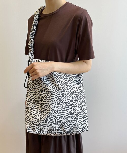 OPAQUE.CLIP（オペークドットクリップ）の「◆【2WAY／A4対応可能】ドロストギャザーフリルハンドルワンショルダー（ショルダーバッグ・レディース・ブラック/ベージュ/ホワイト系3/グレー/ベージュ系その他・00）」の11枚目の写真