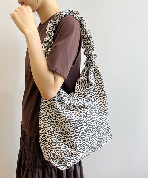 OPAQUE.CLIP（オペークドットクリップ）の「◆【2WAY／A4対応可能】ドロストギャザーフリルハンドルワンショルダー（ショルダーバッグ・レディース・ブラック/ベージュ/ホワイト系3/グレー/ベージュ系その他・00）」の7枚目の写真