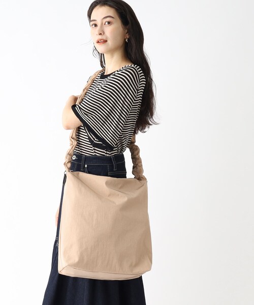 OPAQUE.CLIP（オペークドットクリップ）の「◆【2WAY／A4対応可能】ドロストギャザーフリルハンドルワンショルダー（ショルダーバッグ・レディース・ブラック/ベージュ/ホワイト系3/グレー/ベージュ系その他・00）」の8枚目の写真