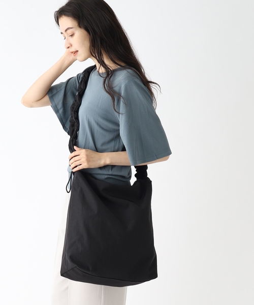 OPAQUE.CLIP（オペークドットクリップ）の「◆【2WAY／A4対応可能】ドロストギャザーフリルハンドルワンショルダー（ショルダーバッグ・レディース・ブラック/ベージュ/ホワイト系3/グレー/ベージュ系その他・00）」の18枚目の写真