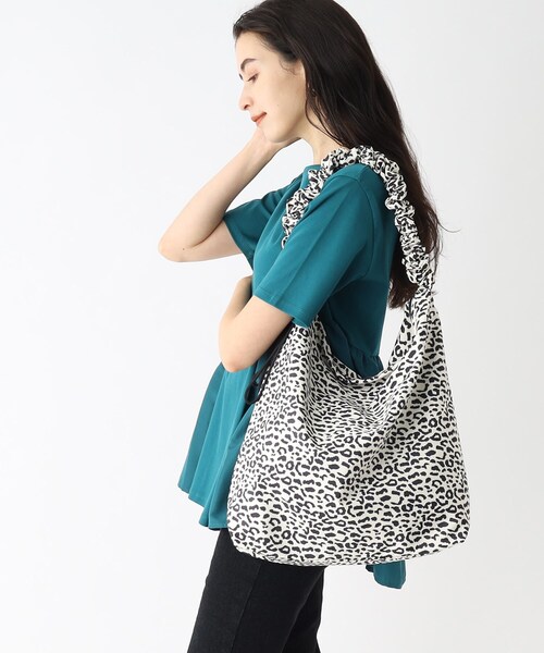 OPAQUE.CLIP（オペークドットクリップ）の「◆【2WAY／A4対応可能】ドロストギャザーフリルハンドルワンショルダー（ショルダーバッグ・レディース・ブラック/ベージュ/ホワイト系3/グレー/ベージュ系その他・00）」の12枚目の写真