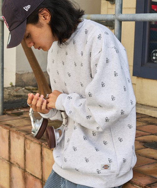 Dickies(ディッキーズ)の「Dickies/ディッキーズ オーバーサイズ 総柄 裏起毛スウェット(スウェット・メンズ・スミクロ/ブラウン/ネイビー/グレー・M/L/XL)」の1枚目の写真
