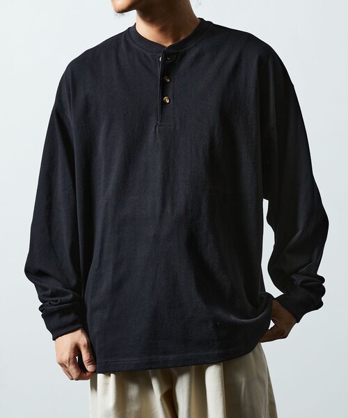 FREAK'S STORE(フリークスストア)の「限定展開 9オンス Heavyweight ビッグシルエット ヘンリーネック ロングスリーブTシャツ/ヘビーウェイト/ロンTEE(Tシャツ/カットソー・メンズ・ネイビー/スミクロ/ブラック/アッシュグレー/グレイッシュベージュ/ホワイト・SMALL/LARGE/MEDIUM)」の2枚目の写真