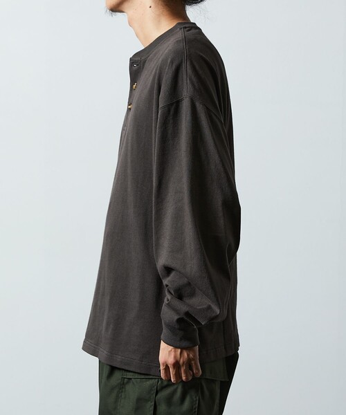 FREAK'S STORE(フリークスストア)の「限定展開 9オンス Heavyweight ビッグシルエット ヘンリーネック ロングスリーブTシャツ/ヘビーウェイト/ロンTEE(Tシャツ/カットソー・メンズ・ネイビー/スミクロ/ブラック/アッシュグレー/グレイッシュベージュ/ホワイト・SMALL/LARGE/MEDIUM)」の18枚目の写真