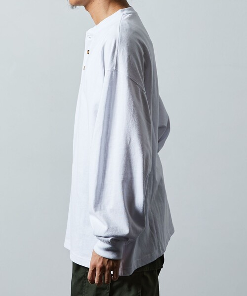 FREAK'S STORE(フリークスストア)の「限定展開 9オンス Heavyweight ビッグシルエット ヘンリーネック ロングスリーブTシャツ/ヘビーウェイト/ロンTEE(Tシャツ/カットソー・メンズ・ネイビー/スミクロ/ブラック/アッシュグレー/グレイッシュベージュ/ホワイト・SMALL/LARGE/MEDIUM)」の22枚目の写真