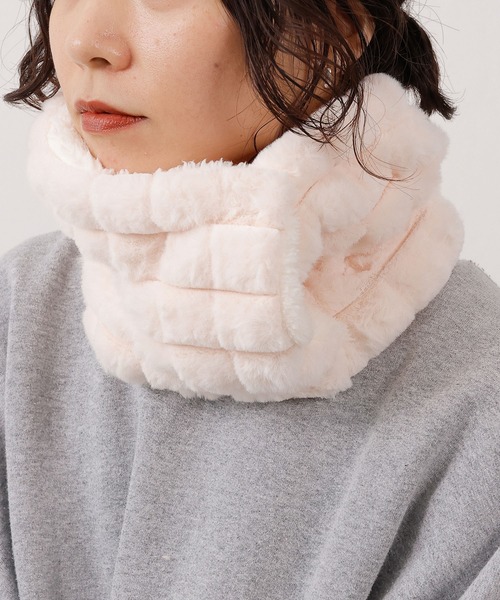 emesuelee（エメスーリー）の「ボタン付ふわふわモフモフネックウォーマー（ネックウォーマー/スヌード・レディース・アイボリー/ブラウン/ブラック系2/ブラック/ブラック系1/ネイビー/グレー/ライトグレー/ナチュラル/ブラウン系1/ベージュ/イエロー/モカ/ホワイト系その他・フリー）」の2枚目の写真