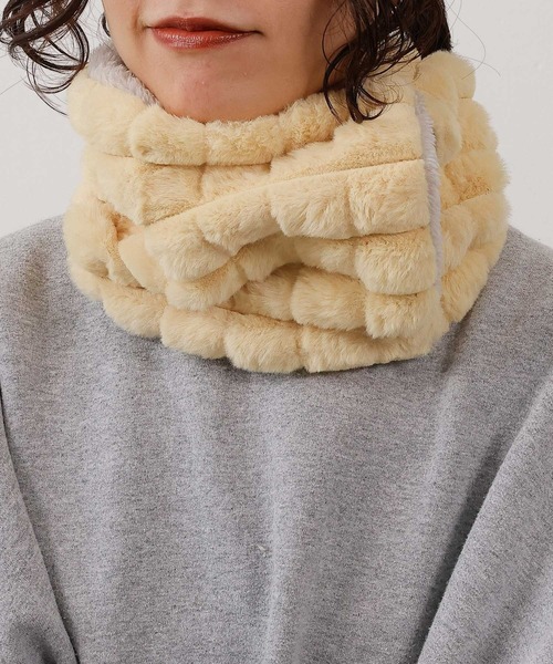 emesuelee（エメスーリー）の「ボタン付ふわふわモフモフネックウォーマー（ネックウォーマー/スヌード・レディース・アイボリー/ブラウン/ブラック系2/ブラック/ブラック系1/ネイビー/グレー/ライトグレー/ナチュラル/ブラウン系1/ベージュ/イエロー/モカ/ホワイト系その他・フリー）」の14枚目の写真